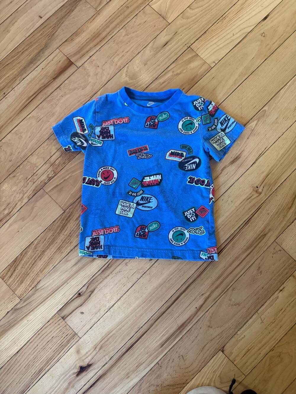 Nike Graphic T-Shirt Size 5-6 Yrs Blue Patches Short Sleeve